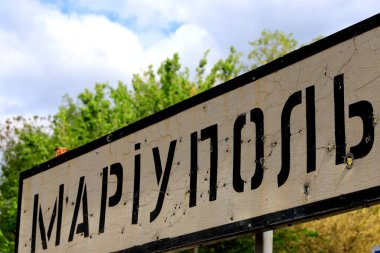 Ukrayna 'nın Ukrayna kenti Mariupol, Donetsk bölgesinin yol işareti, Rusya Ukrayna' nın Donbass, Ukrayna savaşı sırasında kurşunlarla vuruldu