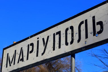 Ukrayna 'nın Ukrayna kenti Mariupol, Donetsk bölgesinin yol işareti, Rusya Ukrayna' nın Donbass, Ukrayna savaşı sırasında kurşunlarla vuruldu