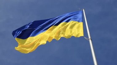 Mavi gökyüzünde dalgalanan Ukrayna bayrağı. Büyük sarı Ukrayna ulusal bayrağı, Kyiv Ukrayna