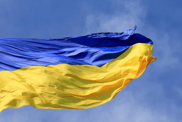 Ukrainas Flagg Stort Nasjonalsymbol Som Flagrer Blå Himmel Stort Gult – stockfoto