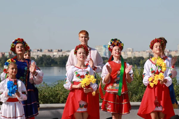 Meisjes Staan Nationale Oekraïense Folk Kostuums Geborduurde Shirts Vyshyvanka Independence — Stockfoto