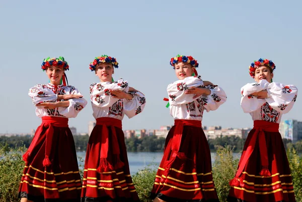 Jonge Meisjes Dansen Nationale Oekraïense Dans Folk Kostuums Geborduurde Shirts — Stockfoto