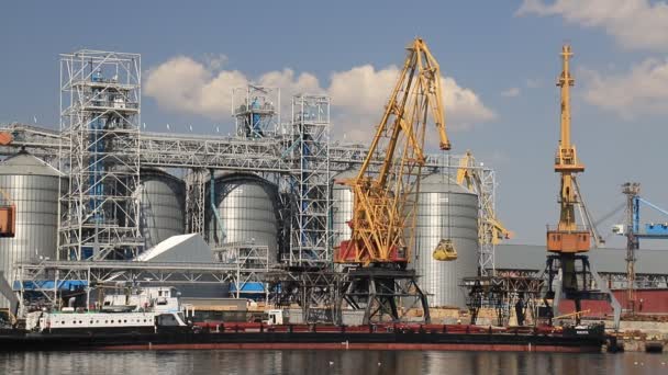 大規模な金属タンクの中でOdesa港でのハーバークレーン荷降ろしバージ 海での大きな国際港 船の荷降ろし Odessa ウクライナ 2021 — ストック動画