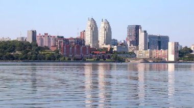 Geniş nehrin kıyısındaki büyük şehir. Güzel modern kuleler, binalar, gökdelenler yazın, ilkbaharda suya yansıtılır. Ukrayna şehri Dnipro, Dnepropetrovsk, Ukrayna