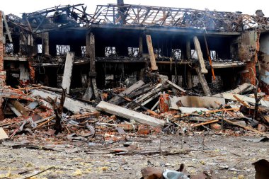 Ukrayna 'daki Rus füze saldırısından sonra sivil bina yakıldı. Ukrayna 'daki Rus Savaşı, bombardıman, ev yıkımı. Sivillere karşı savaş suçları. Mart 2022