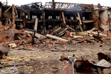 Ukrayna 'daki Rus füze saldırısından sonra sivil bina yakıldı. Ukrayna 'da Rusya Savaşı, bombardıman, ev yıkımı. Rus savaş suçları sivillere karşı. Mart 2022