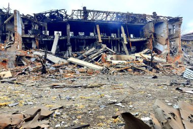 Ukrayna 'daki Rus uçağına yapılan roket saldırısından sonra sivil bina yanıp kül oldu. Rusya 'nın Ukrayna' daki savaşı, bombardıman, evlerin tahrip edilmesi. Ukrayna, Mart 2022