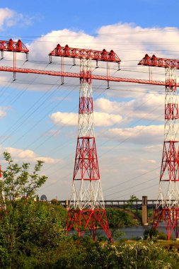 Yüksek voltajlı elektrik direği Dinyeper hidroelektrik santrali Zaporozhye nükleer santralinden geliyor. Zaporizhzhia, Energodar, Ukrayna