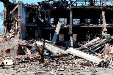 Ukrayna 'daki Rus uçağının roket saldırısı sonrası sivil binayı yakıp yıktılar. Rusya 'nın Ukrayna' daki savaşı, bombardıman, evlerin tahrip edilmesi. Ukrayna, Mart 2022