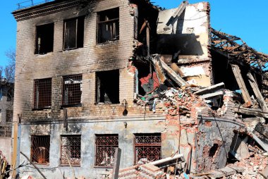Ukrayna 'daki Rus uçağının roket saldırısı sonrası sivil binayı yakıp yıktılar. Rusya 'nın Ukrayna' daki savaşı, bombardıman, evlerin tahrip edilmesi. Ukrayna