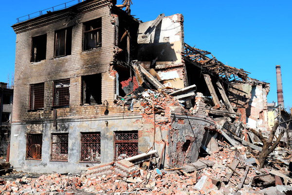 Уничтожено и сожжено гражданское здание после ракетного обстрела российского самолета в украинском городе Днепр. Война России на Украине, обстрел, разрушение домов. Днепропетровск, Украина. Март 2022