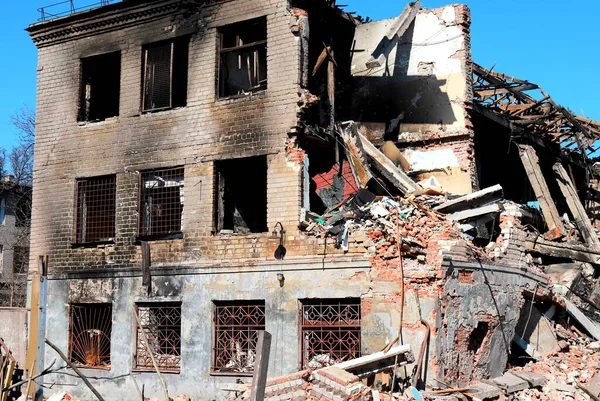 Ukrayna 'daki Rus uçağının roket saldırısı sonrası sivil binayı yakıp yıktılar. Rusya 'nın Ukrayna' daki savaşı, bombardıman, evlerin tahrip edilmesi. Ukrayna