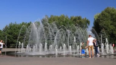 Yaz parkında güzel bir dans çeşmesi. İnsanlar yaz sokak doğasında yürürler ve dinlenirler. Dnipro şehri, Dnepropetrovsk, Ukrayna, 2021-08-21