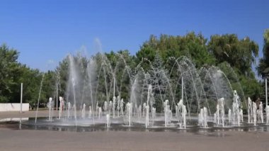 Yaz parkında güzel bir dans çeşmesi. İnsanlar yaz sokak doğasında yürürler ve dinlenirler. Dnipro şehri, Dnepropetrovsk, Ukrayna
