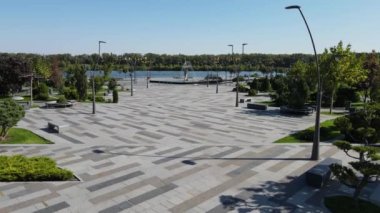 Gri fayanslardan, asfalttan, yoldan, kaldırımdan nehrin yanındaki parkta güzel bir cadde. Dnipro şehri, Dnepropetrovsk Ukrayna