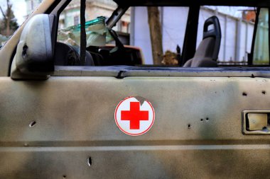 Ukraynalı gönüllü ambulans kurşunlarla delik deşik oldu. Rusya 'nın Ukrayna' ya karşı savaşı, savaşta tıbbi yardım, yaralıların tahliyesi.