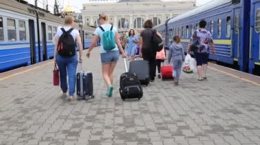 Odesa tren istasyonunda bavullar, bavullar ve bavullarla yürüyen bir kalabalık. Turistler yaz günü trenden indi. Odessa, Ukrayna 308 2021.