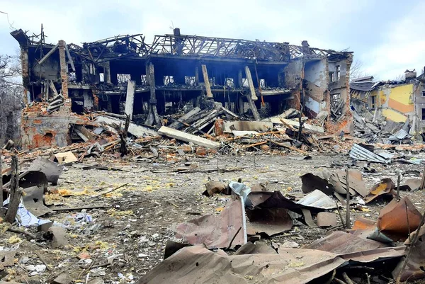 Знищена Спалена Цивільна Будівля Після Ракетного Нападу Російської Мови Українському — стокове фото