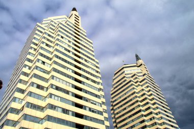 Ukrayna 'nın Dnipro, Ukrayna, Dnepropetrovsk kentindeki bulutlara karşı uzun beyaz binalar, kuleler, gökdelenler