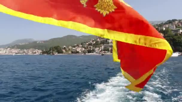 Flagge Mit Wappen Von Montenegro Weht Über Der Bucht Von — Stockvideo