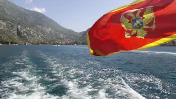 Flagge Mit Wappen Von Montenegro Weht Über Der Bucht Von — Stockvideo