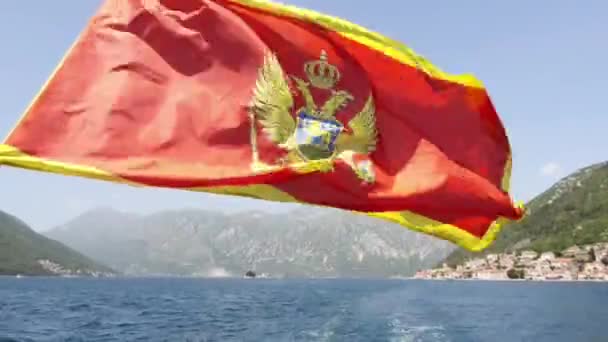 Flagge Mit Wappen Von Montenegro Weht Über Der Bucht Von — Stockvideo