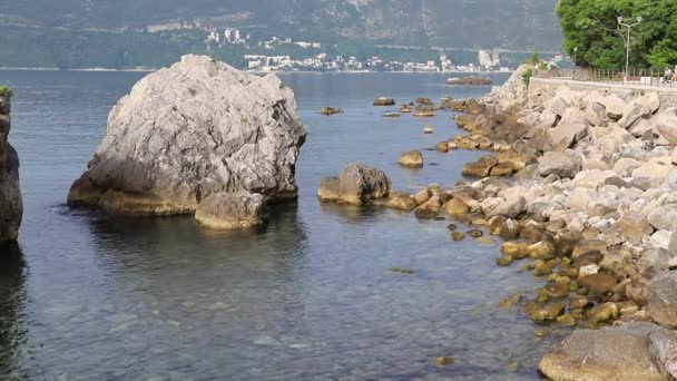 Pittoreschi Spruzzi Mare Montenegro Baia Kotor Villaggio Estivo Paesaggio Montagne — Video Stock
