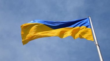 Mavi gökyüzünde dalgalanan Ukrayna bayrağı. Büyük sarı Ukrayna ulusal bayrağı, Kyiv Ukrayna
