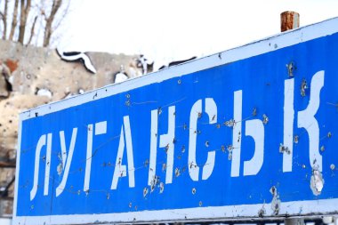  Ukraynaca yol işareti - Lugansk, kurşunlarla delinmiş, Ukrayna savaşı Donbass yıkımı, Ukrayna 