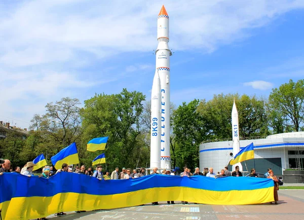 People Hold Large Flags Ukraine Rockets City Dnipro Space Center — стокове фото