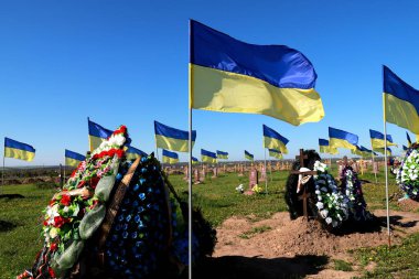 Ukrayna 'daki askeri mezarlık. Ukrayna 'ya karşı Rus savaşında ölen Ukrayna askerleri burada gömülü. Ulusal Ukrayna bayrağı anıtlar üzerinde dalgalanıyor. Dnipro, Ukrayna, 07.05.2022.