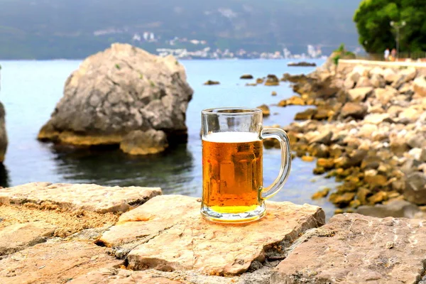 Vaso Cerveza Ligera Cerca Del Mar Cerca Taza Nublada Pinta — Foto de Stock