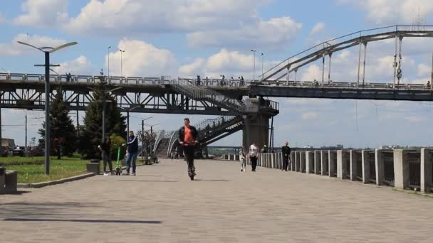 Ludzie Chodzą Jeżdżą Rowerach Skuterach Elektrycznych Ulicy Lato Wiosenny Wypoczynek — Wideo stockowe