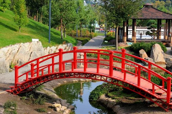 日本公园里横跨小河的红色旧木桥 复古风格的日本桥在水面之上 Uman Ukraine Summer Spring Autumn — 图库照片
