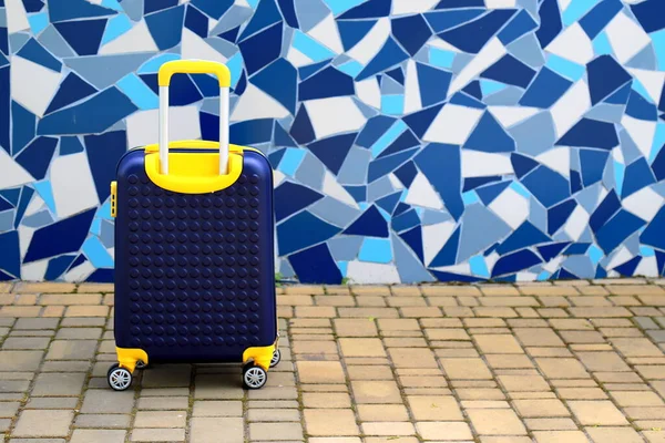 Maleta Viaje Azul Amarilla Sobre Fondo Pared Mosaico Vintage Vacaciones — Foto de Stock