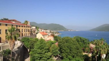Karadağ 'ın Herceg Novi kentindeki Kotor Körfezi' ndeki dağlar. Herceg Novi 'deki manzaralı yaz manzarası. Bahar, yaz tatili, tatil