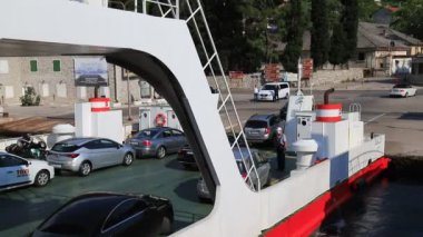 Kotor Körfezi 'nde feribottan ayrılan arabalar, su nakliyesi, bahar, yaz. Kotor Körfezi, Karadağ, 2021-06-18
