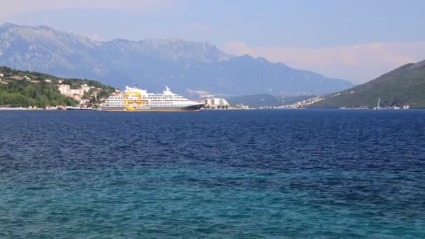 Seascape Velká Bílá Výletní Loď Stojí Zátoce Kotor Blízkosti Vysokých — Stock video
