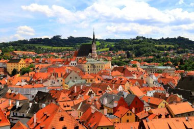 Cesky Krumlov 'un Panoraması. Güzel ve renkli bir Çek kasabası. Şehir, Vltava Nehri üzerindeki UNESCO Dünya Mirası Alanıdır. Çekçe, Krumlov