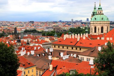 Prag, Çek Cumhuriyeti. Mala Strana, Prag 'ın Küçük Kasabası. Şehir merkezinin en üst manzarası, panorama. Kırmızı kiremitli çatıları, kilisesi, kulesi, kalesi olan antik eski binalar.