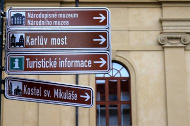 Eski Prag kasabasında, Ulusal Müze 'de, Karl Köprüsü' nde, Turist Bilgileri 'nde, St. Nicholas Kilisesi' nde. Prag, Çek Cumhuriyeti, 2022-06-09 'daki popüler tarihi eser mimarisine yönelim