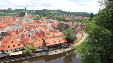 Cesky Krumlov 'un Panoraması. Güzel ve renkli bir Çek kasabası. Şehir, Vltava Nehri üzerindeki UNESCO Dünya Mirası Alanıdır. Çekçe, Krumlov