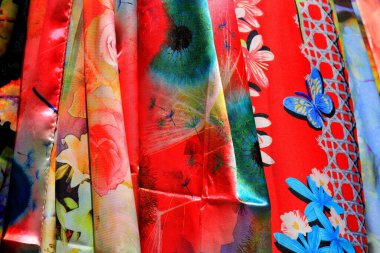 Renkli şallar, dükkanda sergilenen eşarplar, arka plan kumaş dokusu, Çek Cumhuriyeti
