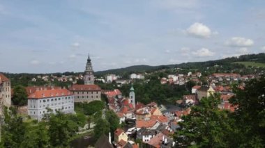 Cesky Krumlov 'un Panoraması. Güzel ve renkli bir Çek kasabası. Şehir, Vltava Nehri üzerindeki UNESCO Dünya Mirası Alanıdır. İHA 'dan hava görüntüsü. Çekçe, Krumlov
