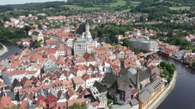 Cesky Krumlov 'un Panoraması. Güzel ve renkli bir Çek kasabası. Şehir, Vltava Nehri üzerindeki UNESCO Dünya Mirası Alanıdır. İHA 'dan hava görüntüsü. Çekçe, Krumlov