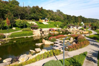 New Sofiyivka 'da Japon tarzı güzel bir peyzaj parkı. Göl, ahşap ağaçlar, kırmızı köprü, parktaki İHA 'dan havadan görüş. Uman, Ukrayna