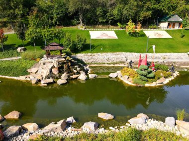 New Sofiyivka 'da Japon tarzı güzel bir peyzaj parkı. Göl, ahşap ağaçlar, kırmızı köprü, parktaki İHA 'dan havadan görüş. Uman, Ukrayna, 2021-09-12