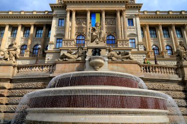 Ukrayna 'yı desteklemek amacıyla Ukrayna bayrağını taşıyan Prag Ulusal Müzesi' nin eski antik binası