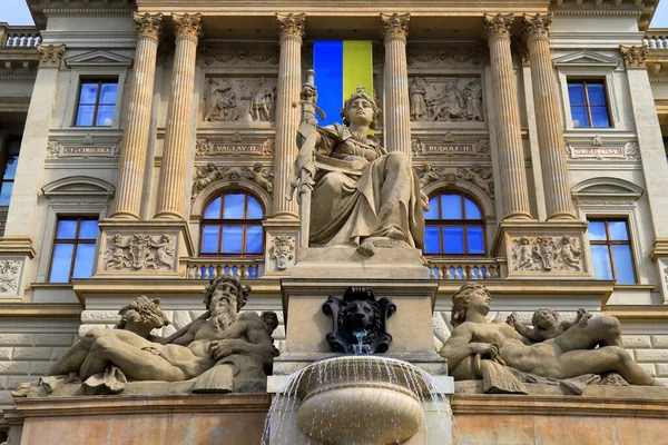 Стародавня Будівля Національного Музею Праги Українським Прапором Фасаді Підтримку України — стокове фото