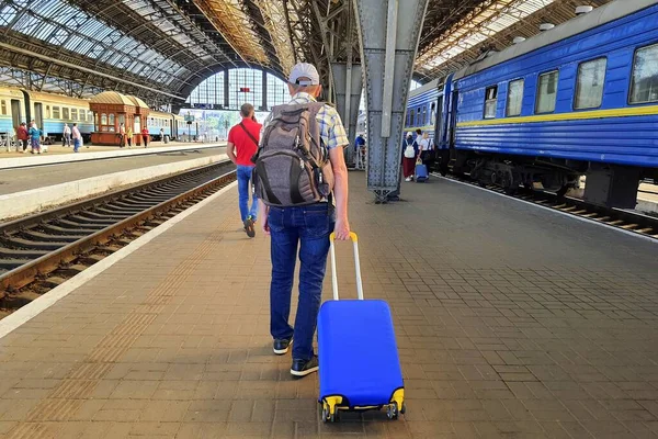 Train Passenger Carries Yellow Blue Suitcase Train Ukraine Lviv Elderly — Foto de Stock